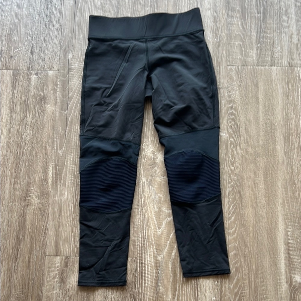 Michi leggings
Worn about 10 times 
Size Medium
